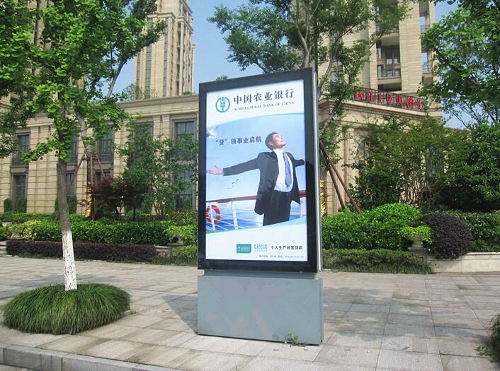 路边滚动灯箱广告